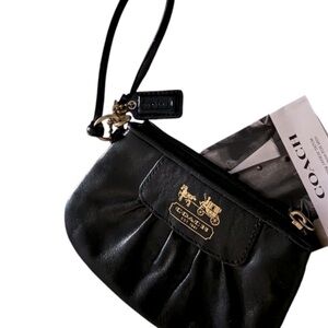 Coach wristlet in perfect condition grab this deal now Open to offers!🚨